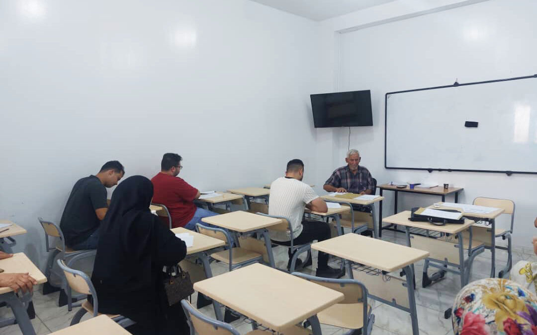 تواصل هذه الأيام الامتحانات النهائية للفصل الدراسي الجاري، حيث بدأ اليوم السبت الموافق 2025/06/21 م الأسبوع الثاني من فترة الامتحانات بكلية البيان للعلوم واللغات، وسط أجواء من الالتزام والانضباط. وقد شهدت القاعات الامتحانية حضورًا منتظمًا من الطلبة، وتعاونًا واضحًا من أعضاء هيئة التدريس والمراقبين، بما يضمن توفير بيئة مناسبة لأداء الامتحانات بكل سلاسة وشفافية. وتؤكد إدارة الكلية حرصها المستمر على تذليل كافة الصعوبات، وتدعو جميع الطلبة إلى مواصلة الجهد والاجتهاد.